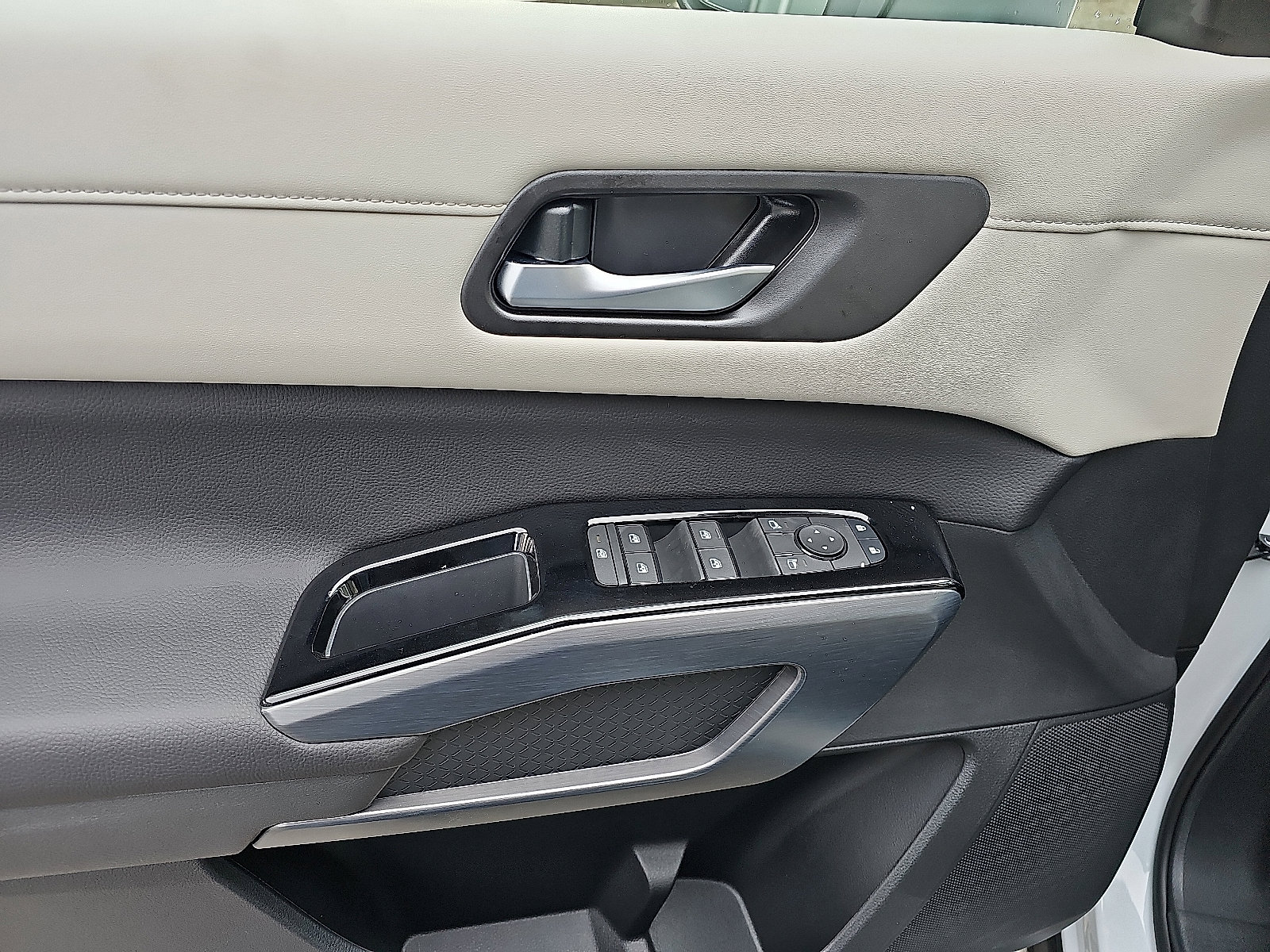 New 2025 Nissan Pathfinder SL image 8