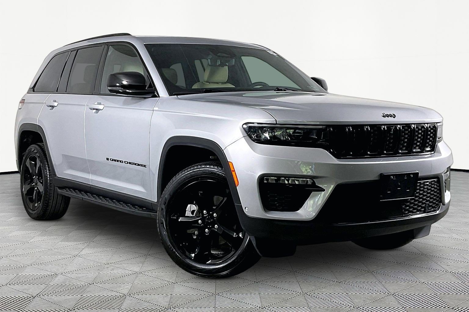 Used 2024 Jeep Grand Cherokee Limited w/ Luxury Tech Group II AWD/4WD image 4
