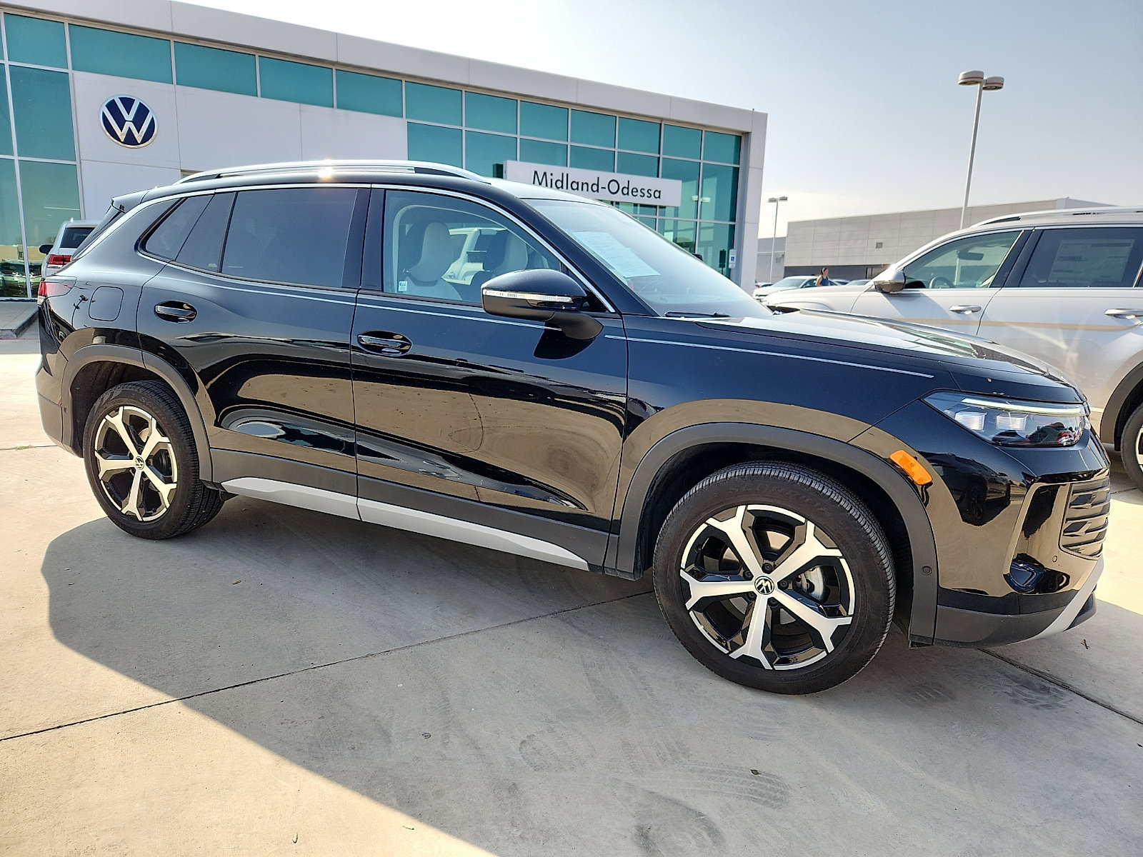 Certified 2025 Volkswagen Tiguan SE image 8