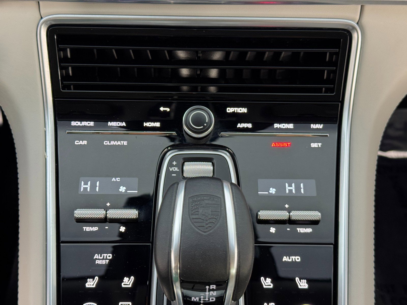 Used 2023 Porsche Panamera Platinum Edition image 32