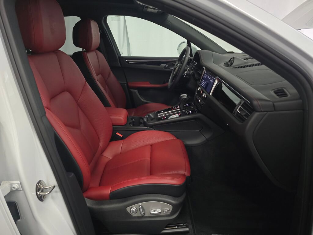 Certified 2025 Porsche Macan image 28