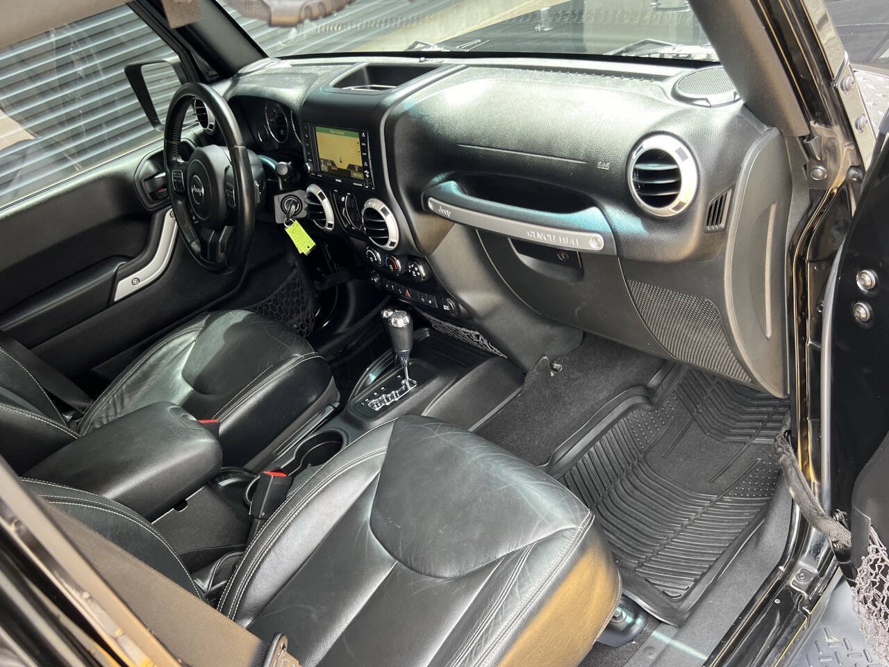 Used 2015 Jeep Wrangler Unlimited Sahara w/ Connectivity Group AWD/4WD image 21