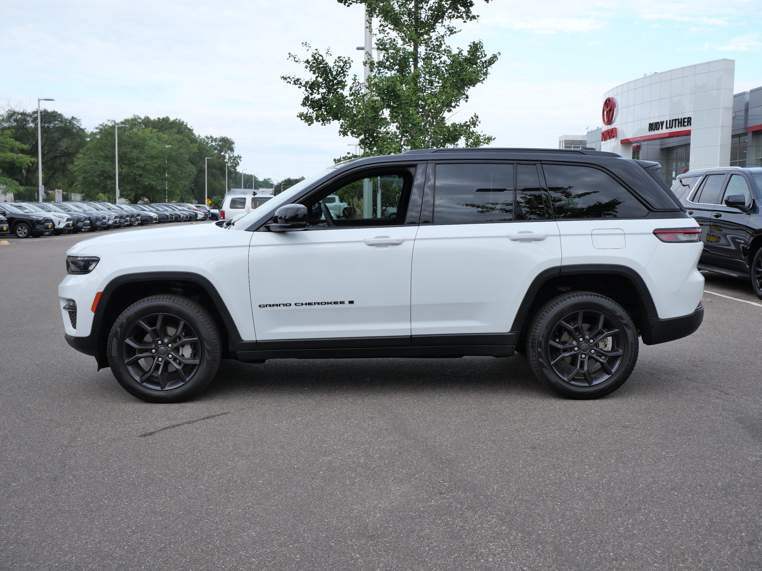 Used 2025 Jeep Grand Cherokee Limited AWD/4WD image 4