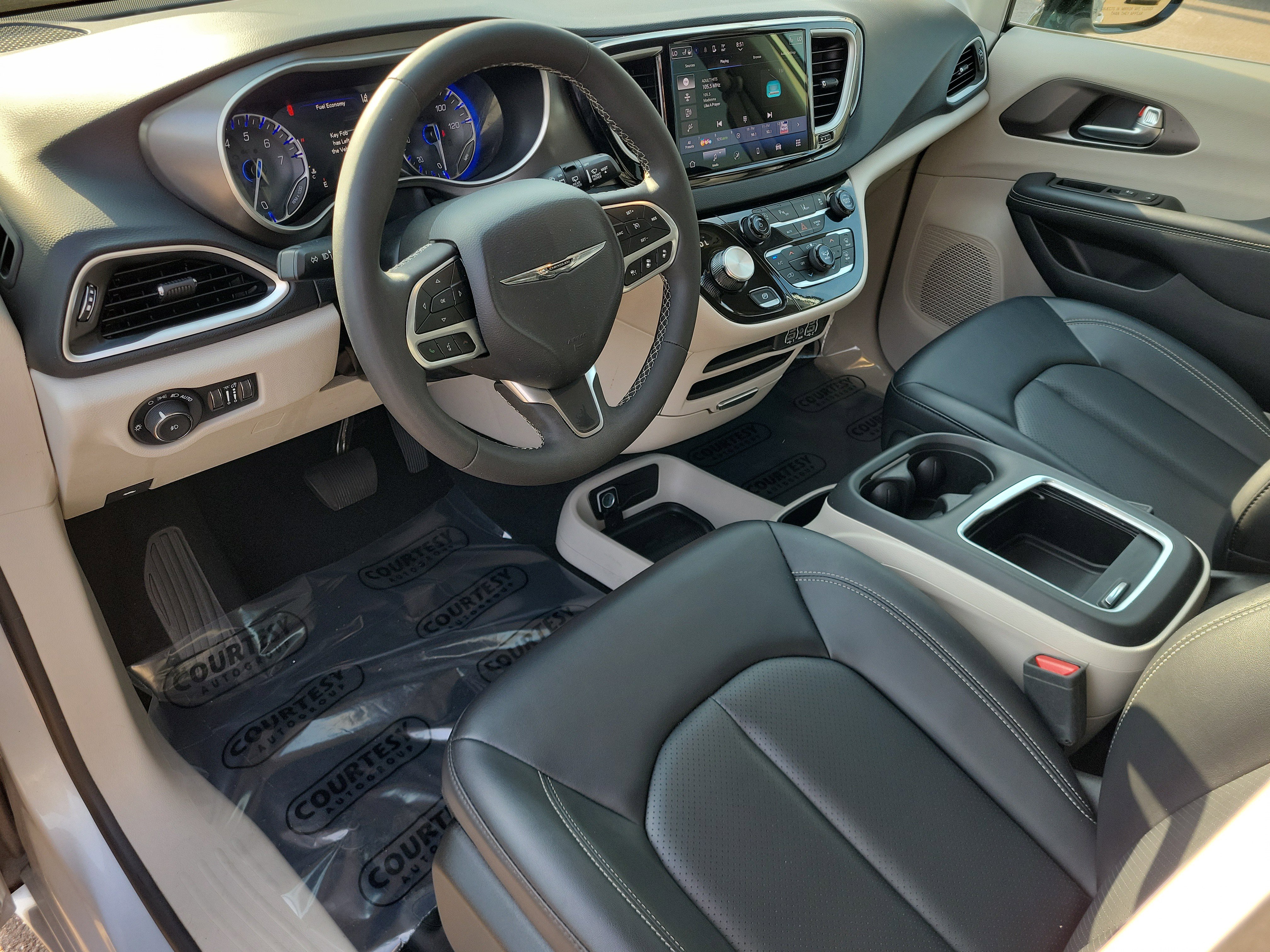 Used 2024 Chrysler Pacifica Touring-L image 24