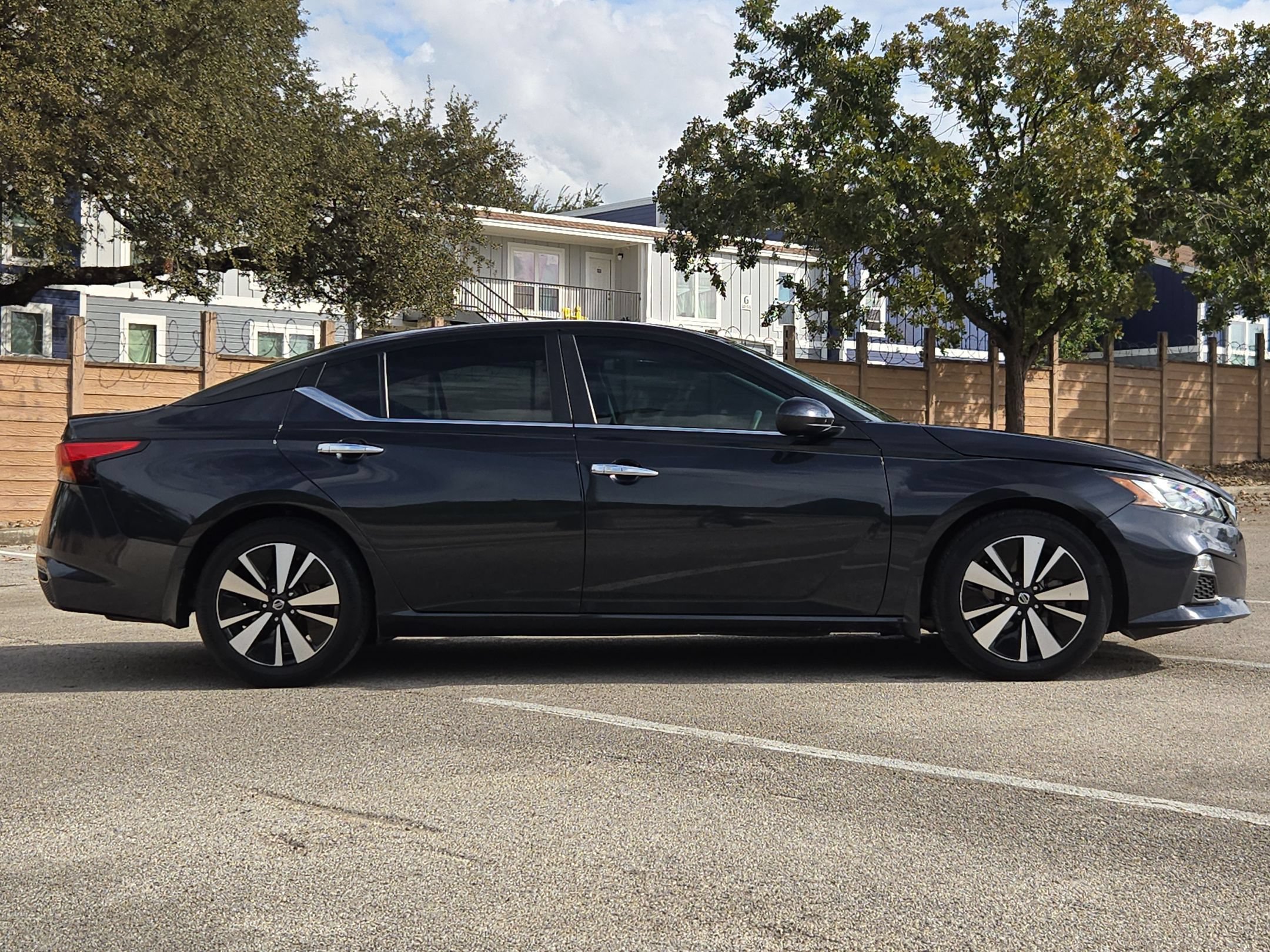 Used 2022 Nissan Altima 2.5 SV FWD image 2