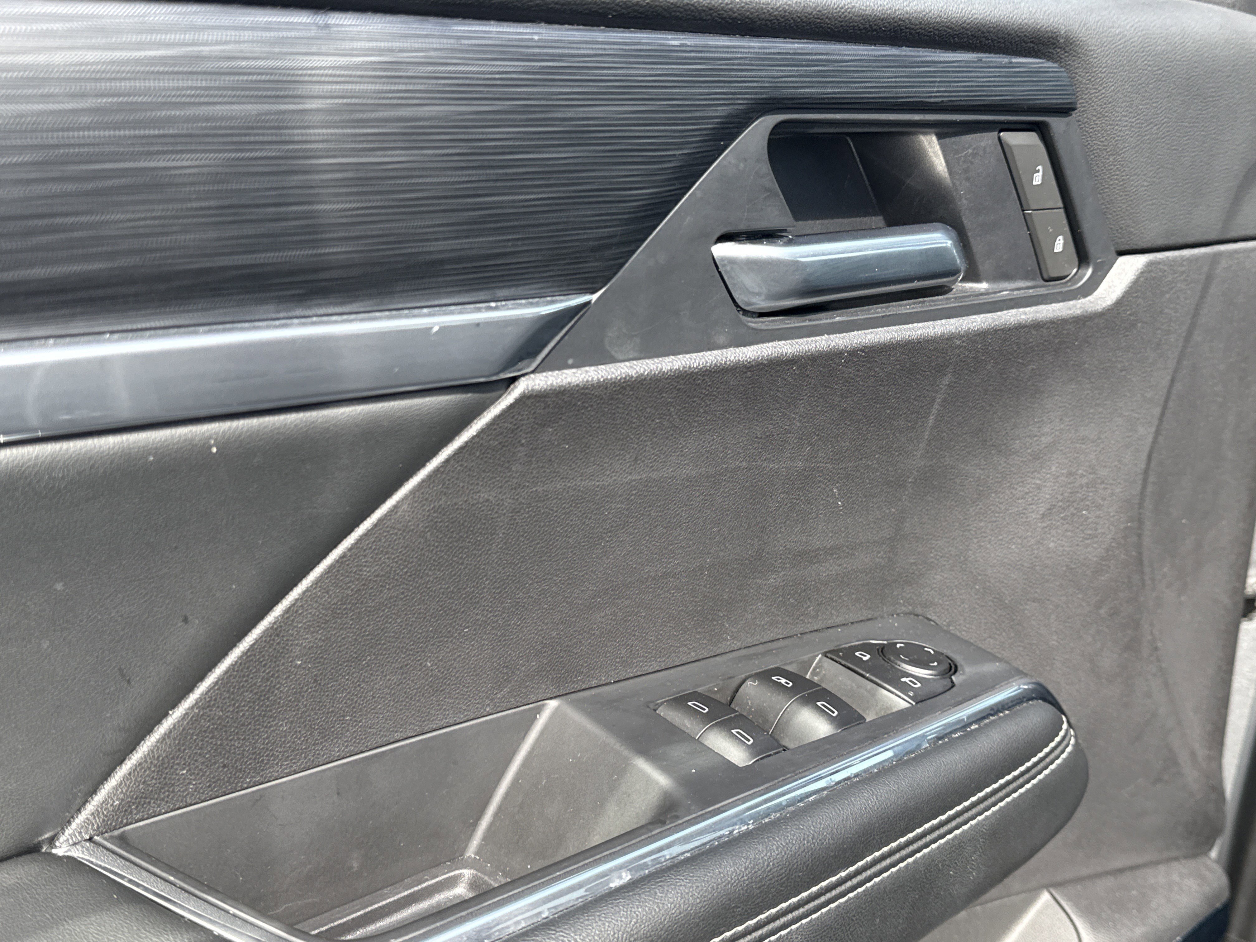 Used 2025 GMC Acadia Elevation image 27