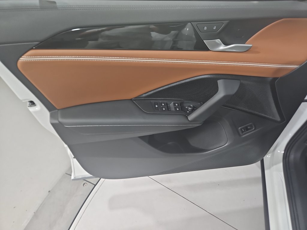 New 2026 Volkswagen Tiguan SEL R-Line AWD/4WD image 10