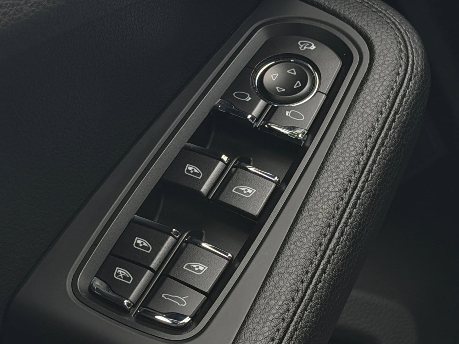 Certified 2025 Porsche Macan AWD/4WD image 15