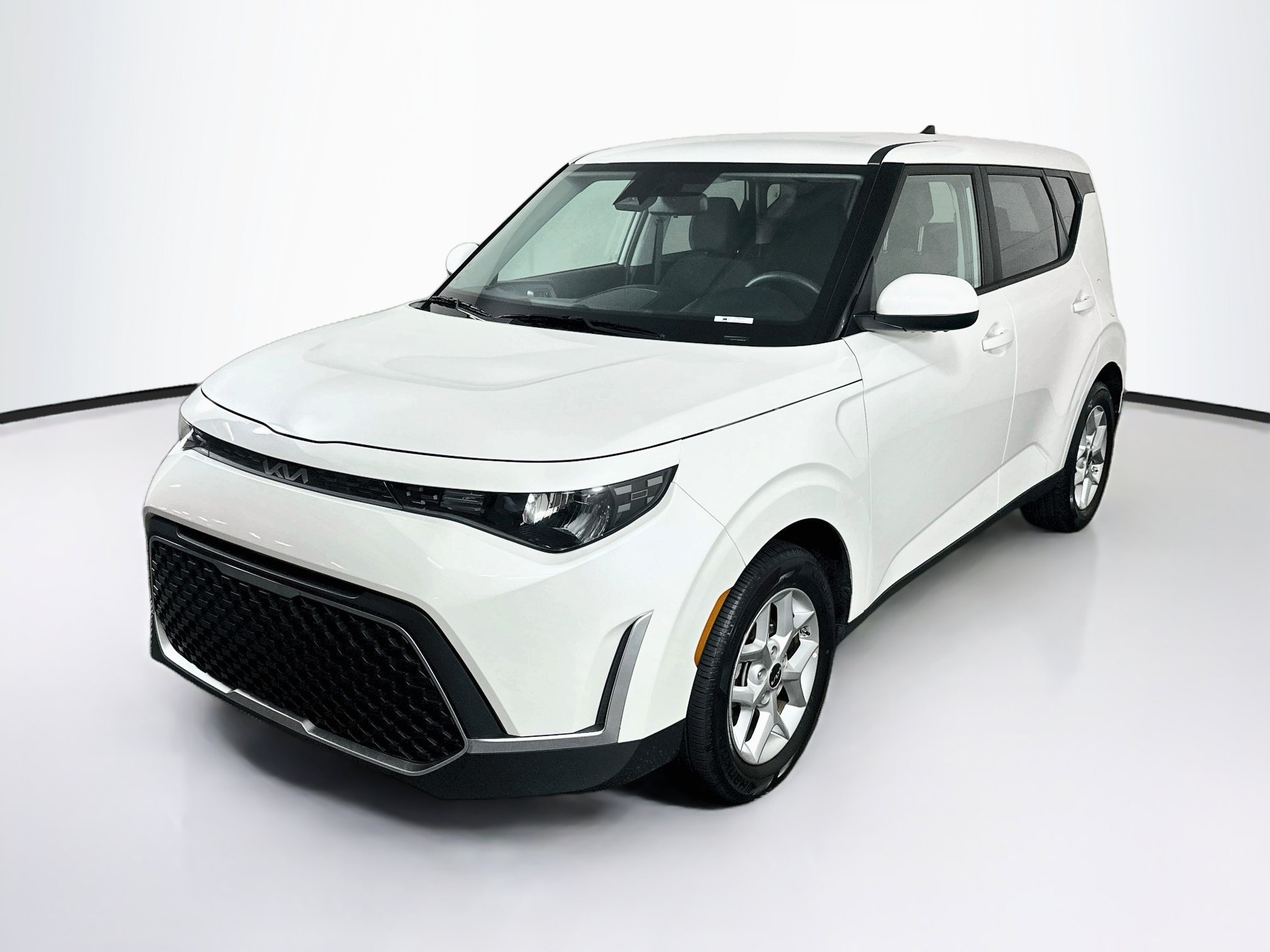 Used 2025 Kia Soul LX w/ LX Technology Package FWD image 3