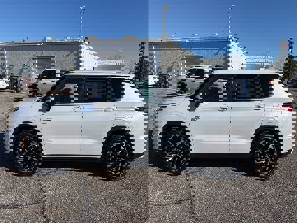 New 2025 Mitsubishi Outlander SE image 4