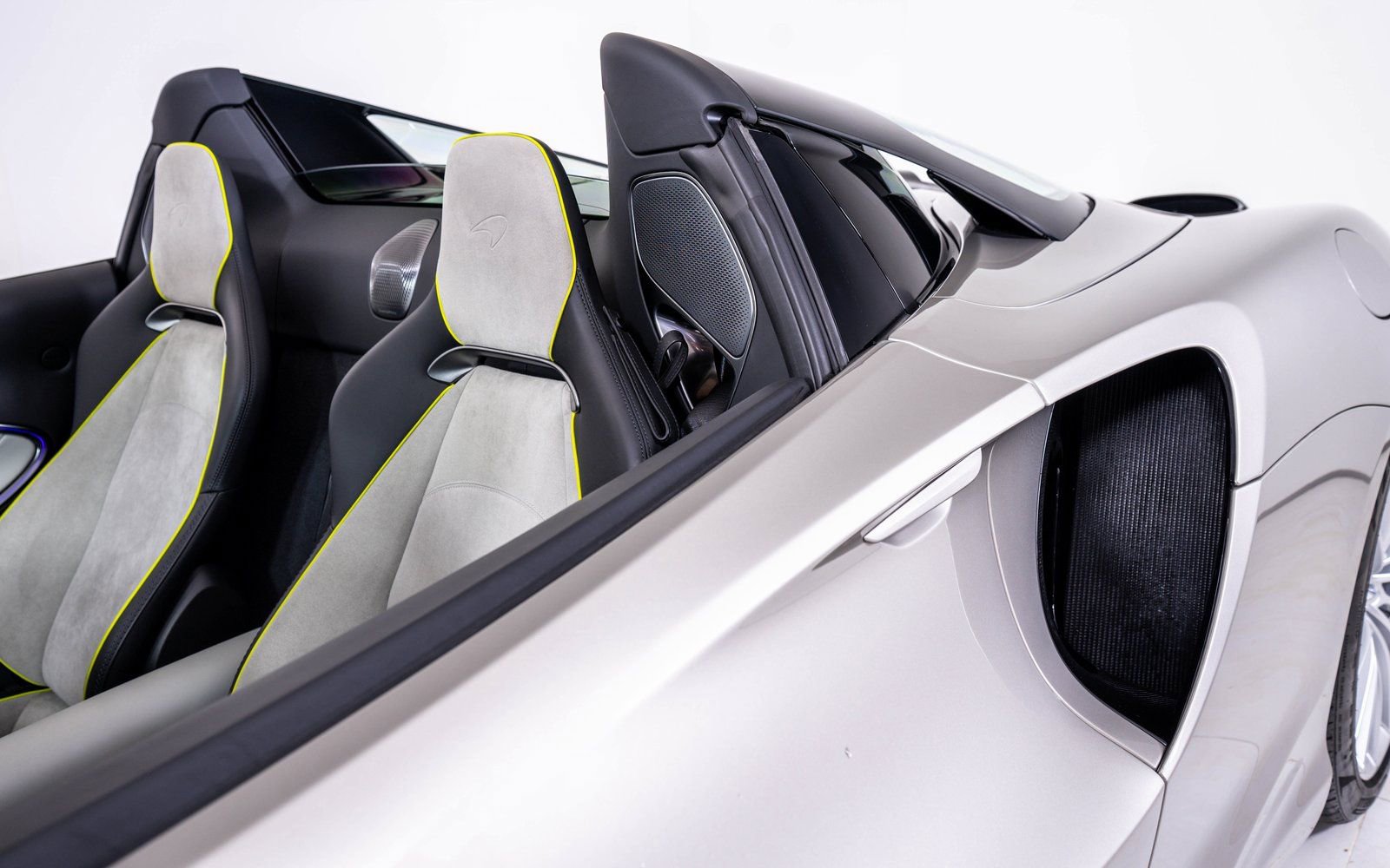 Used 2025 McLaren Artura Spider image 14