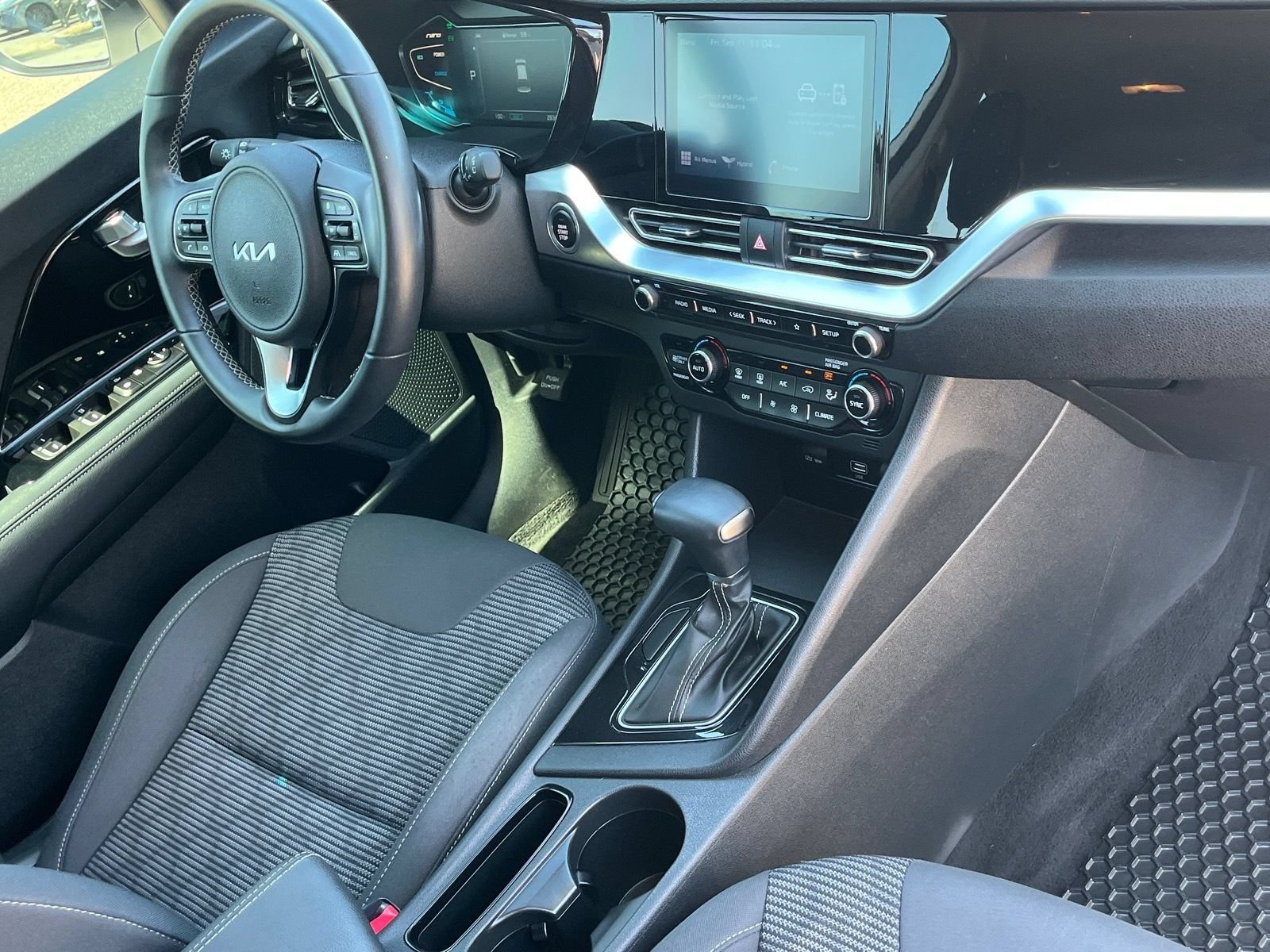 Used 2022 Kia Niro LXS w/ Digital Cluster Package FWD image 9