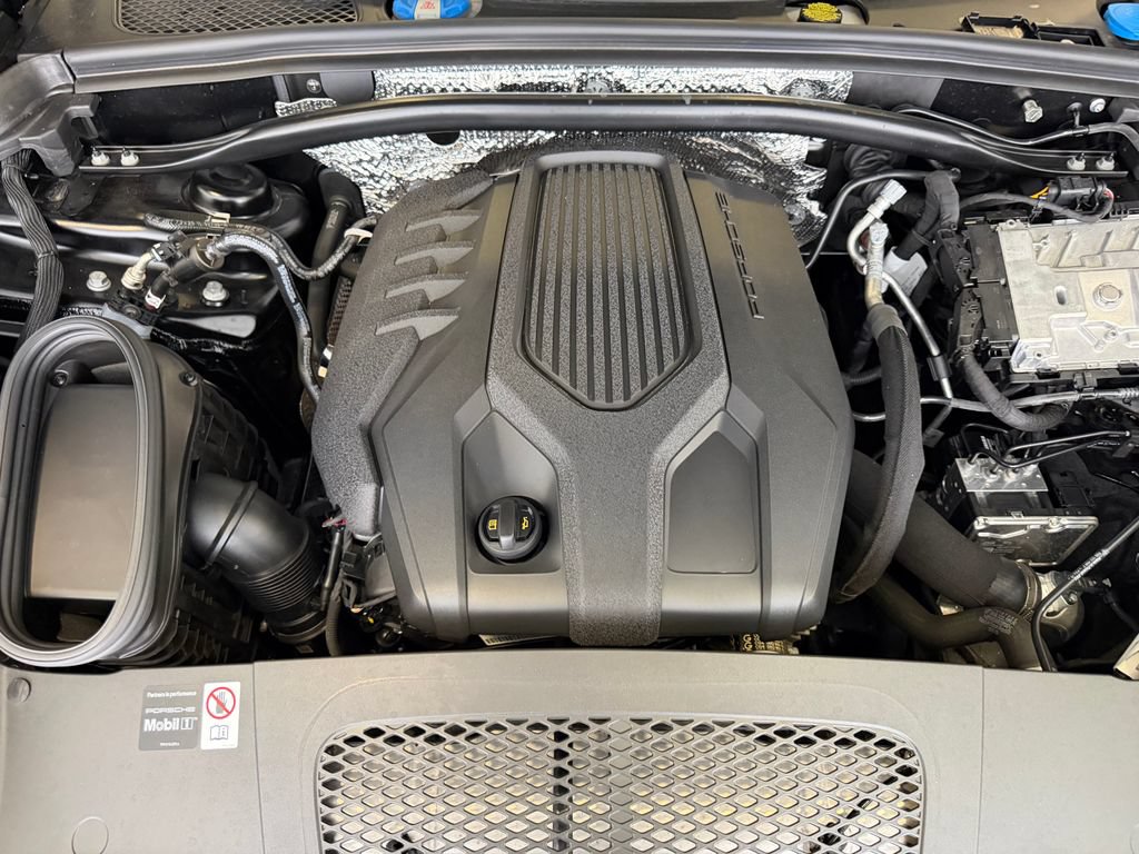 Certified 2026 Porsche Macan AWD/4WD image 28