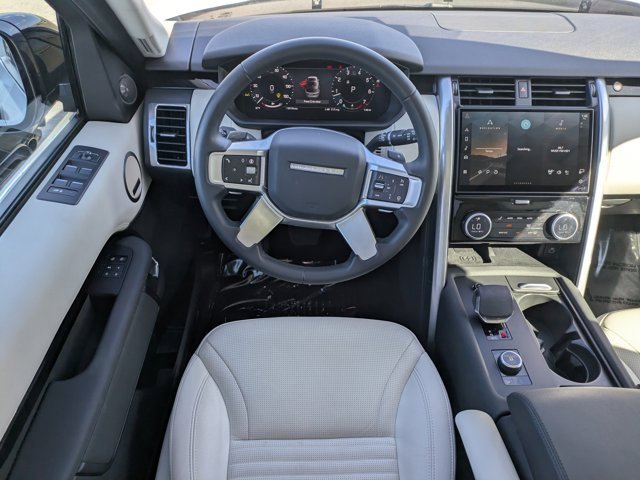 Used 2025 Land Rover Discovery S image 12