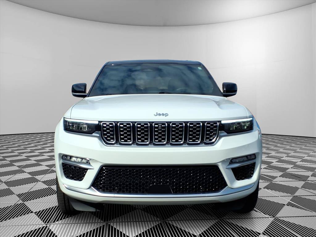 Certified 2022 Jeep Grand Cherokee Summit w/ Luxury Tech Group V AWD/4WD image 2