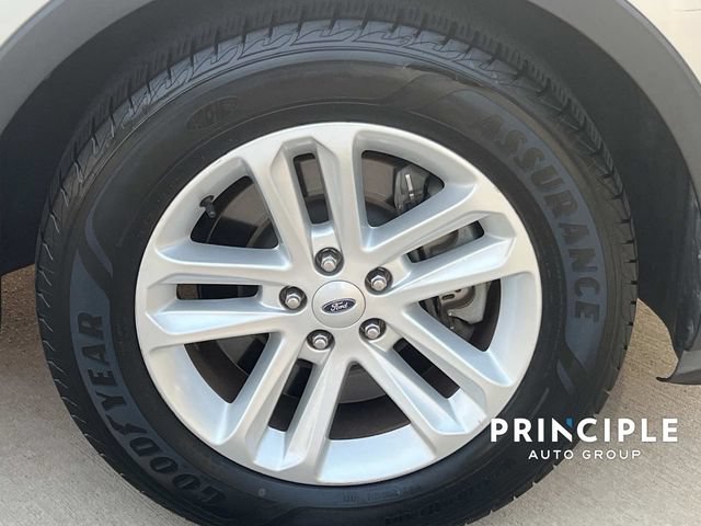 Used 2017 Ford Explorer XLT w/ Equipment Group 201A FWD image 4