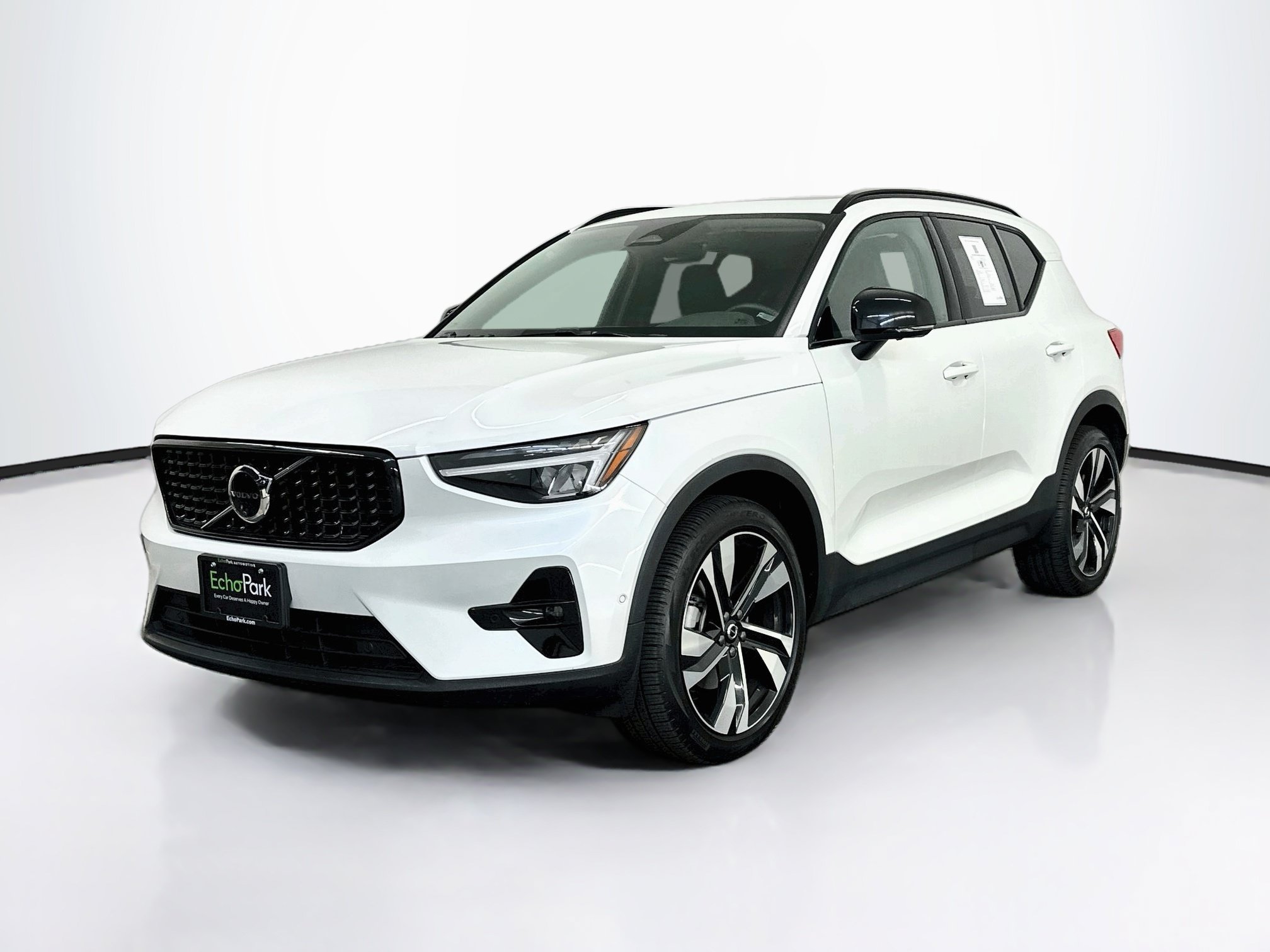 Used 2025 Volvo XC40 B5 Plus AWD/4WD image 3