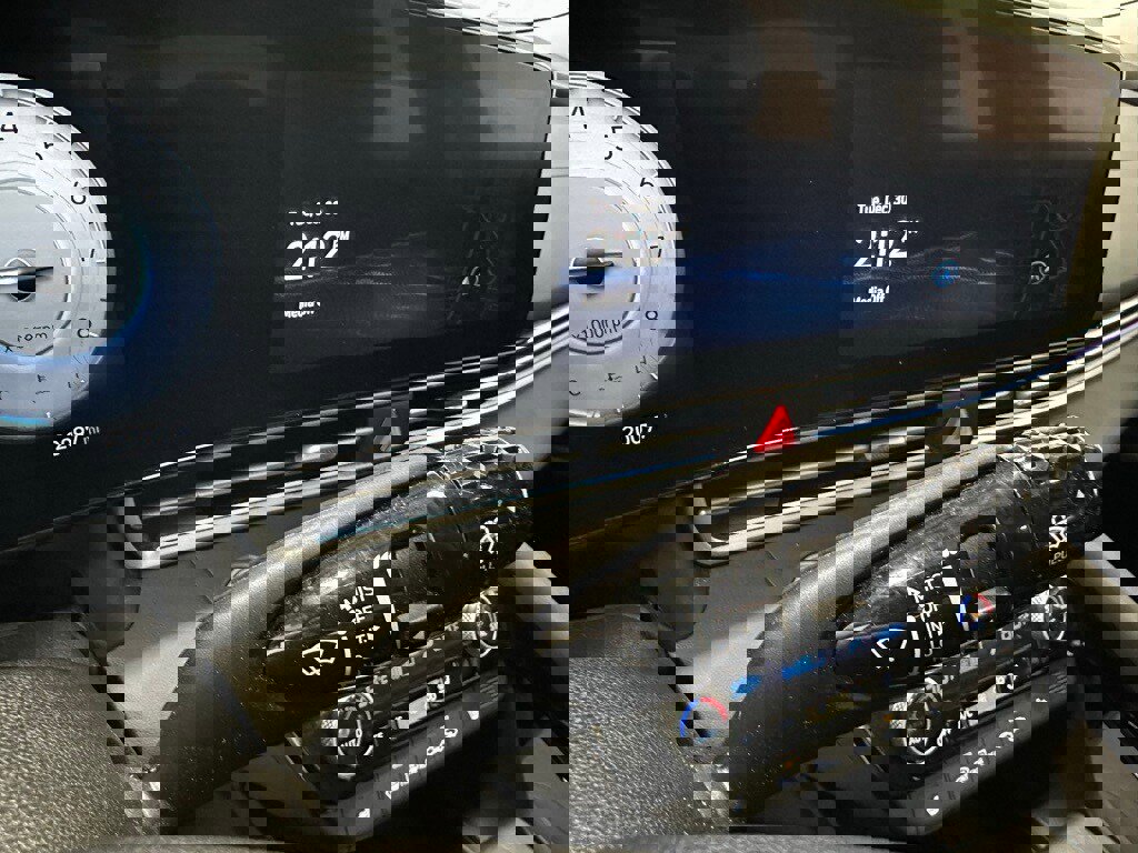 Used 2025 Hyundai Elantra SEL w/ Cargo Package image 22