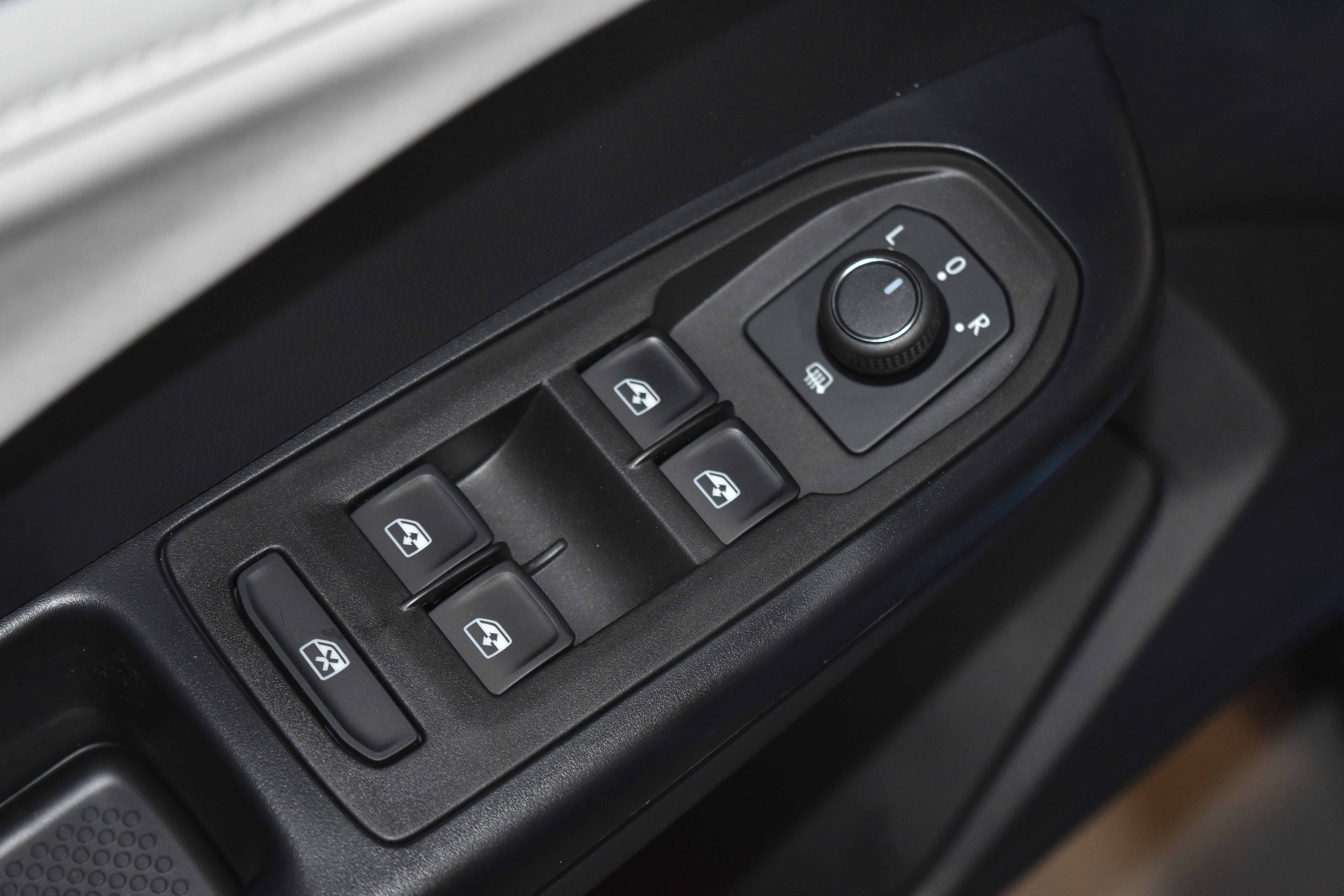 New 2025 Volkswagen Taos SE image 4