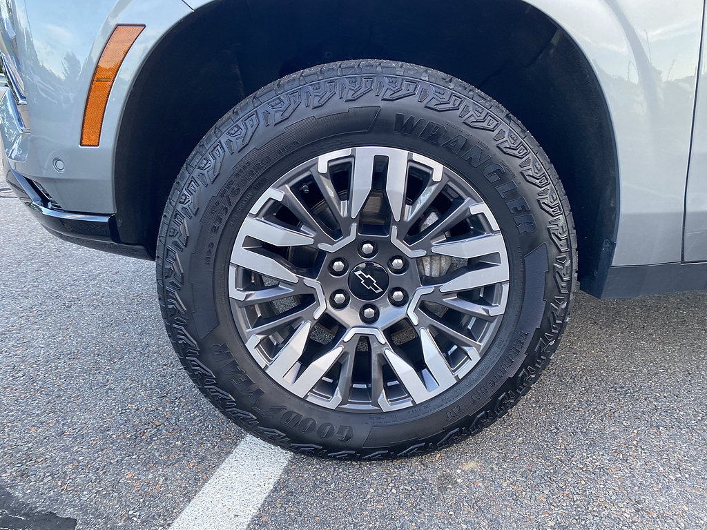 Used 2025 Chevrolet Suburban Z71 AWD/4WD image 10