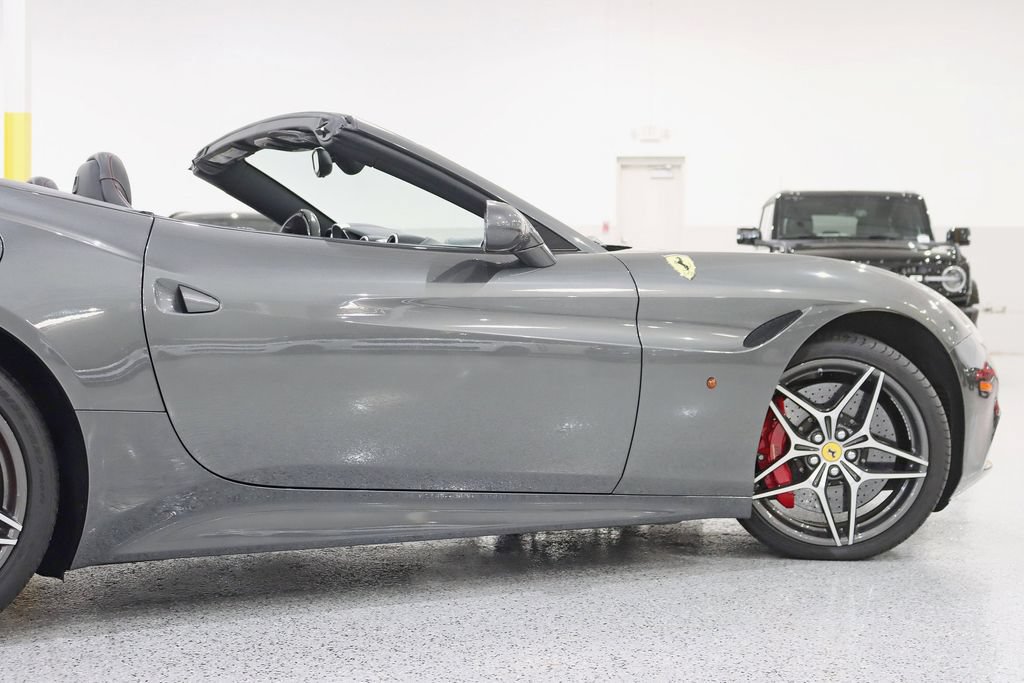 Used 2016 Ferrari California T RWD image 13