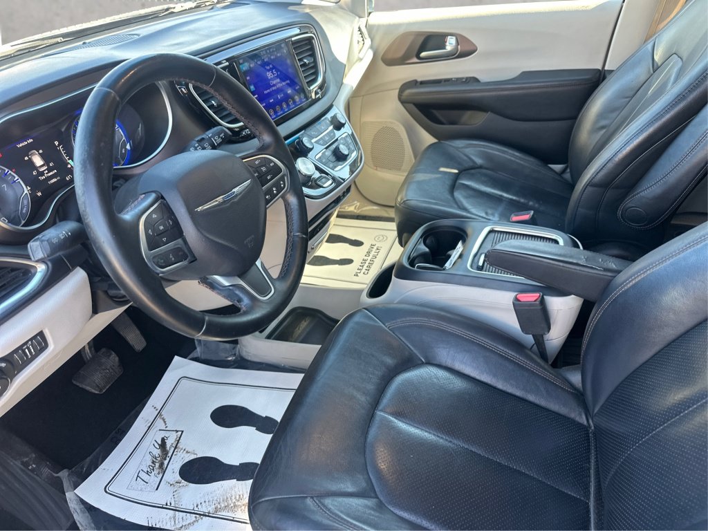 Used 2017 Chrysler Pacifica Touring-L Plus w/ Advanced Safetytec Group FWD image 11
