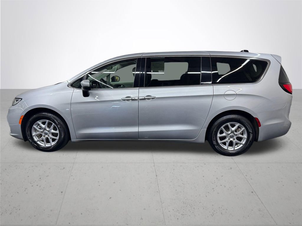Used 2023 Chrysler Pacifica Touring-L image 3