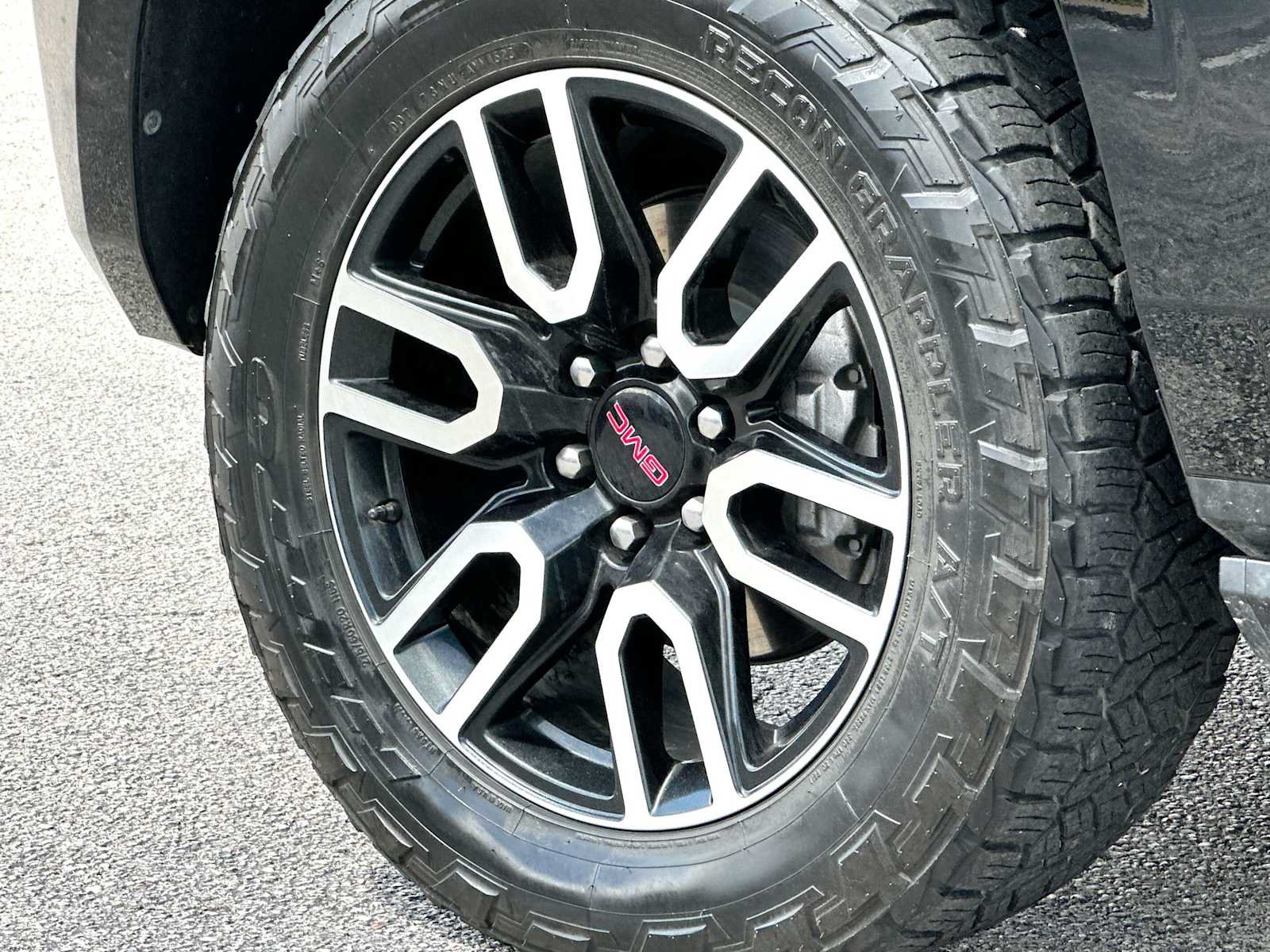 Used 2023 GMC Yukon AT4 w/ AT4 Premium Plus Package AWD/4WD image 11
