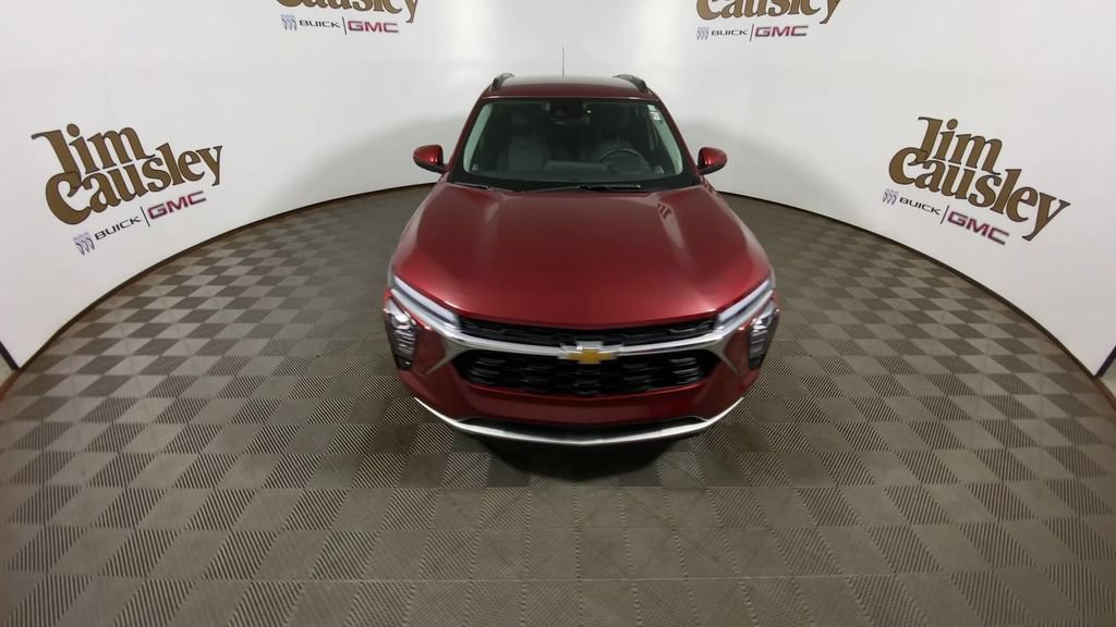 Certified 2025 Chevrolet Trax LT w/ Driver Confidence Package FWD image 3