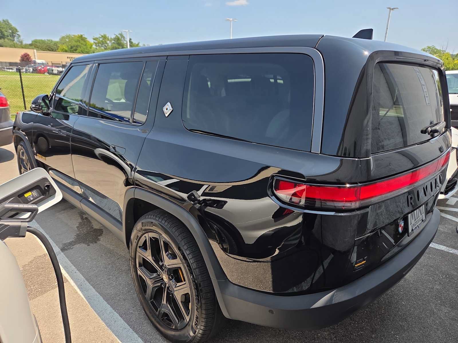 Used 2025 Rivian R1S Premium AWD/4WD image 2
