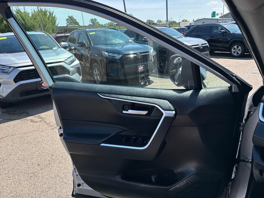 Used 2025 Toyota RAV4 XLE AWD/4WD image 33