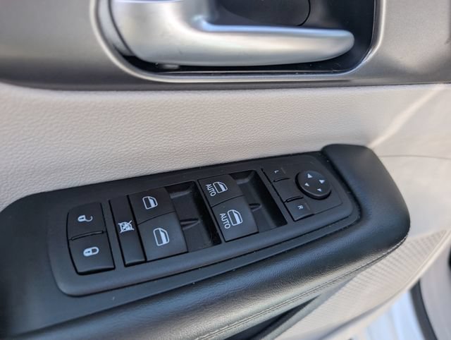 Used 2024 Chrysler Pacifica Touring-L FWD image 11
