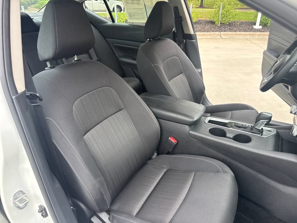 Used 2025 Nissan Altima 2.5 SV FWD image 35