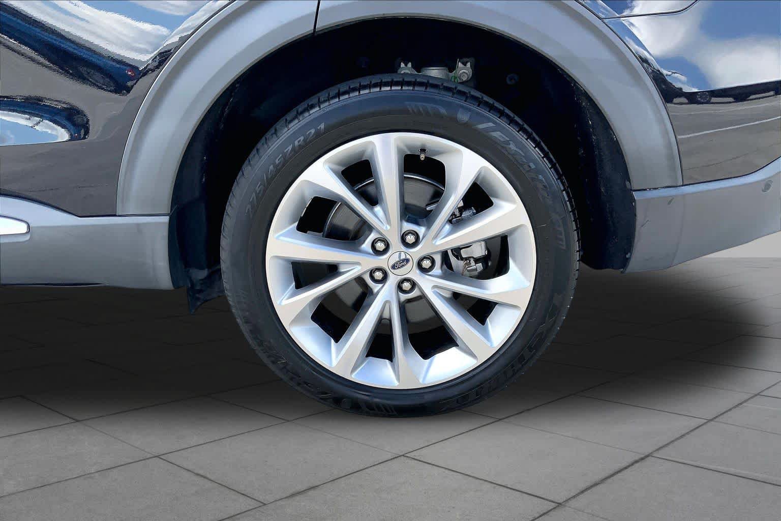 Used 2021 Ford Explorer Platinum w/ Premium Technology Package AWD/4WD image 11