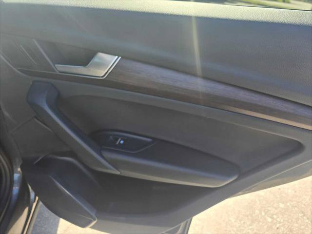 Used 2023 Audi Q5 e Premium w/ Convenience Package image 13