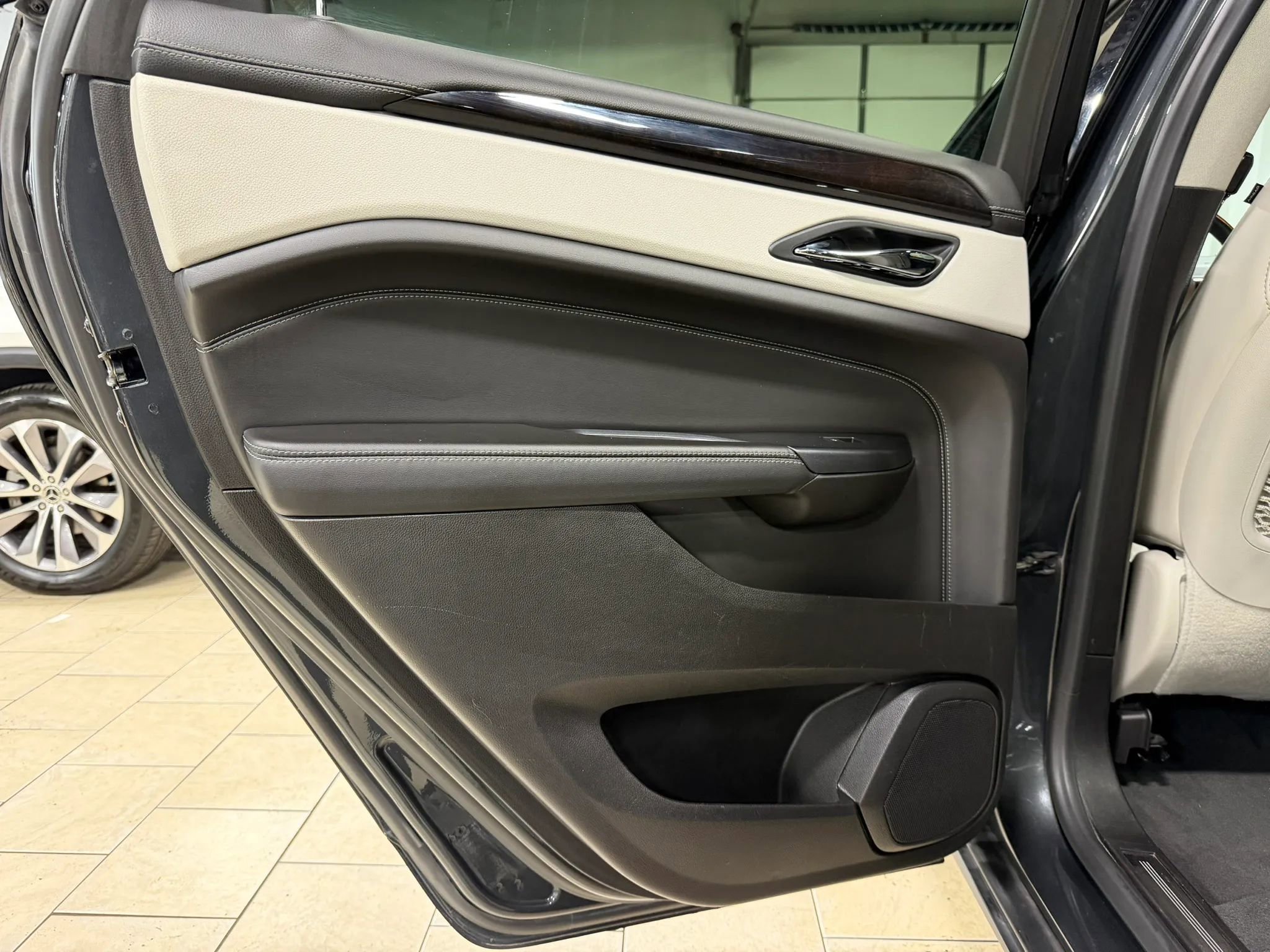 Used 2015 Cadillac SRX Luxury w/ Driver Awareness Package AWD/4WD image 25