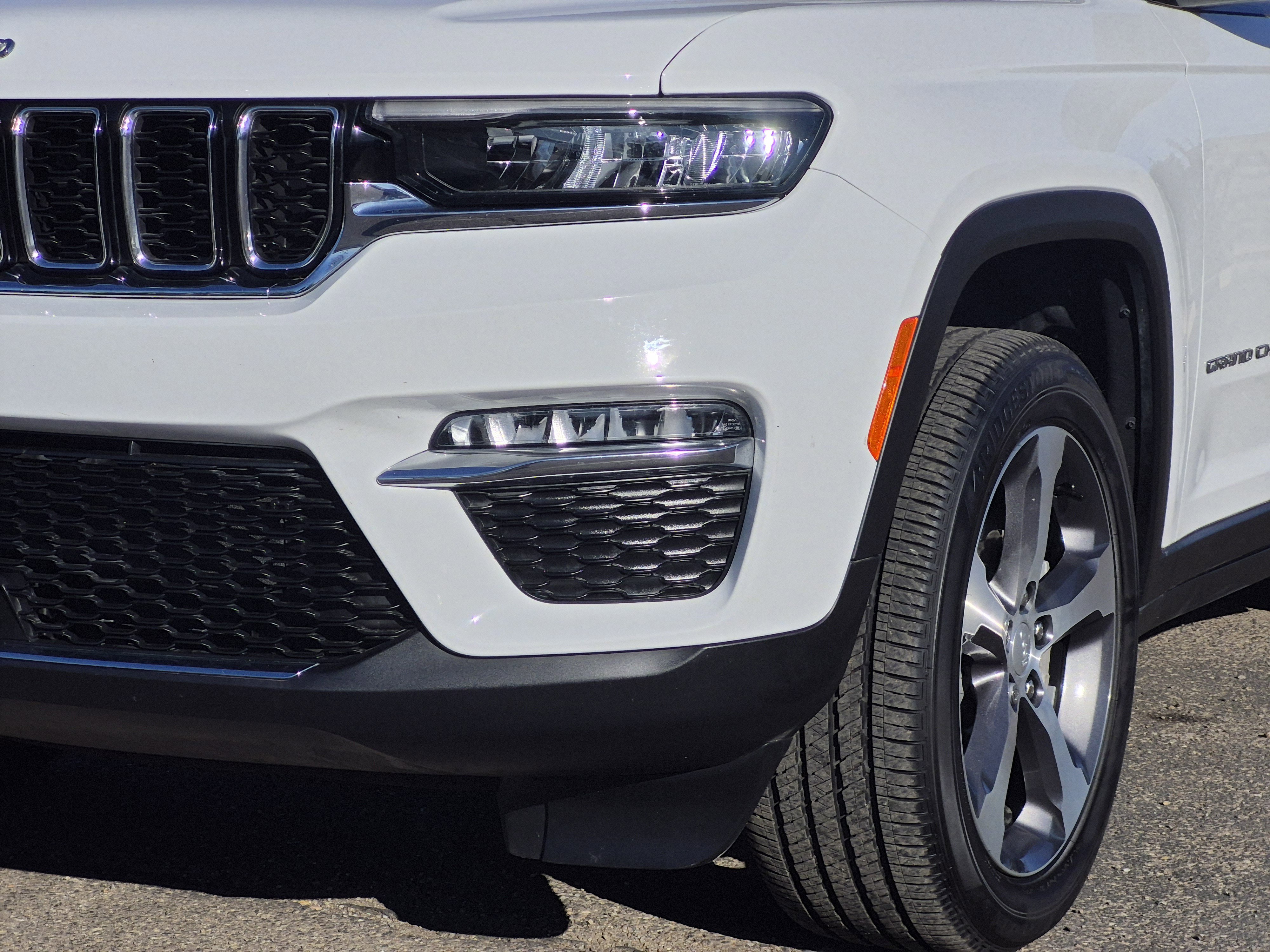 Certified 2023 Jeep Grand Cherokee Limited w/ Trailer Tow Prep Group (B) AWD/4WD image 9