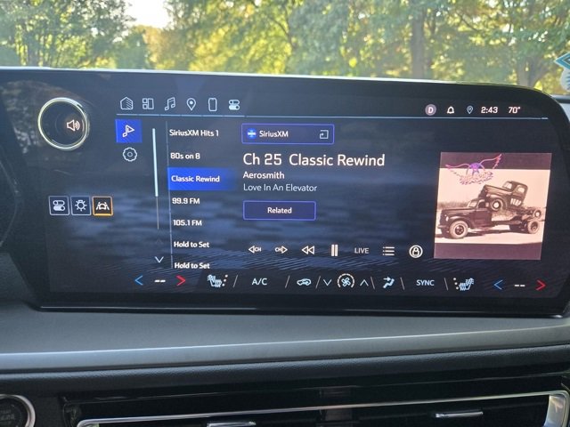 Used 2025 Chevrolet Traverse LT image 25