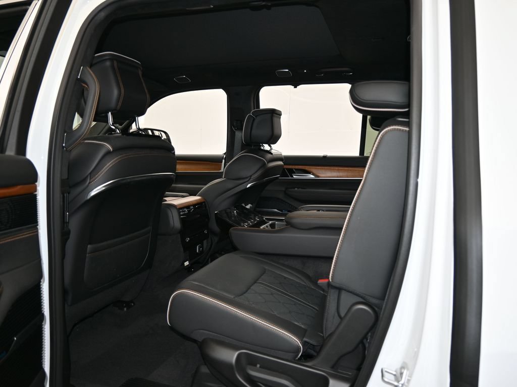 Used 2024 Jeep Grand Wagoneer Series III AWD/4WD image 31