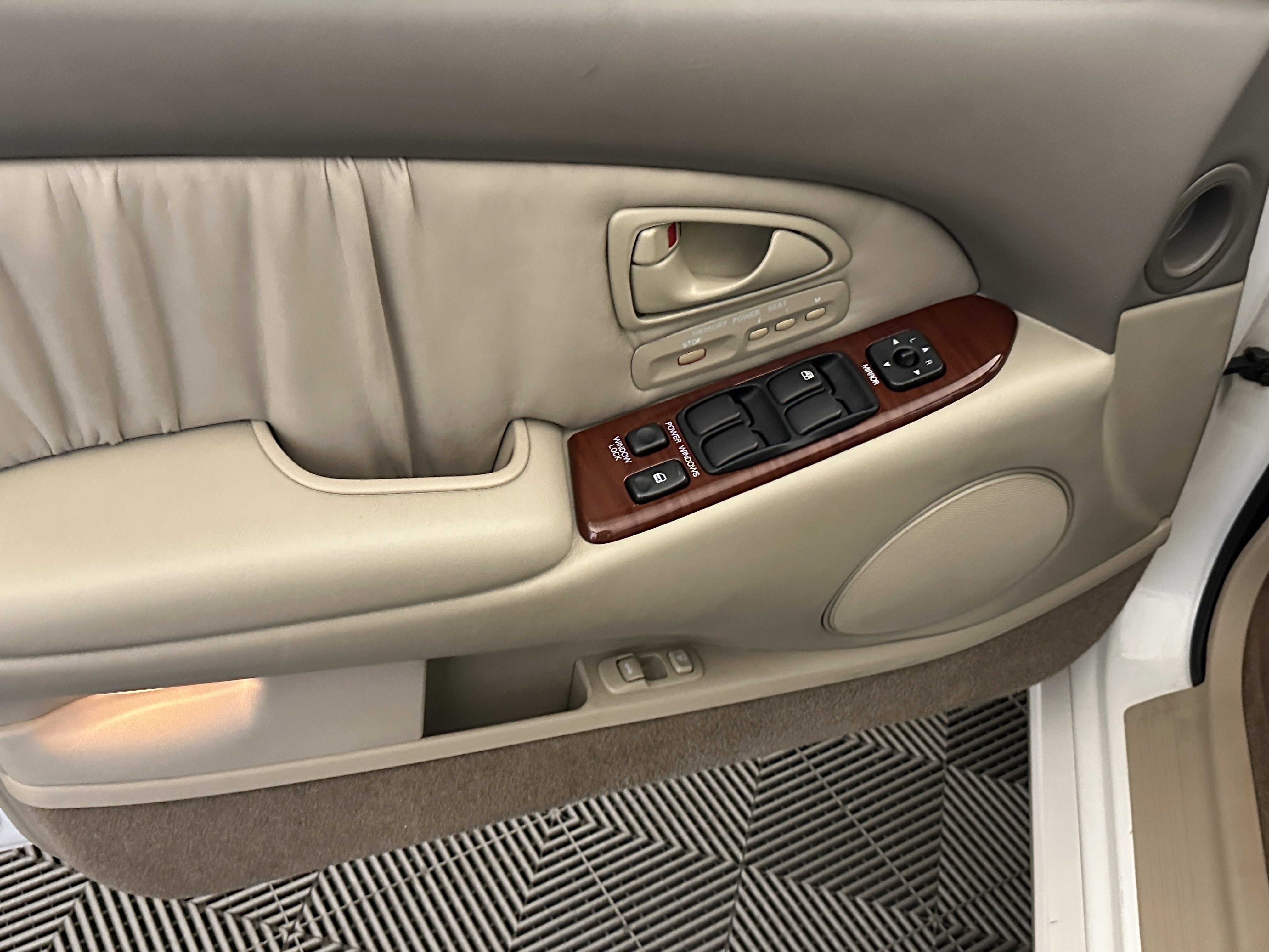 Used 2004 Mitsubishi Diamante LS image 29