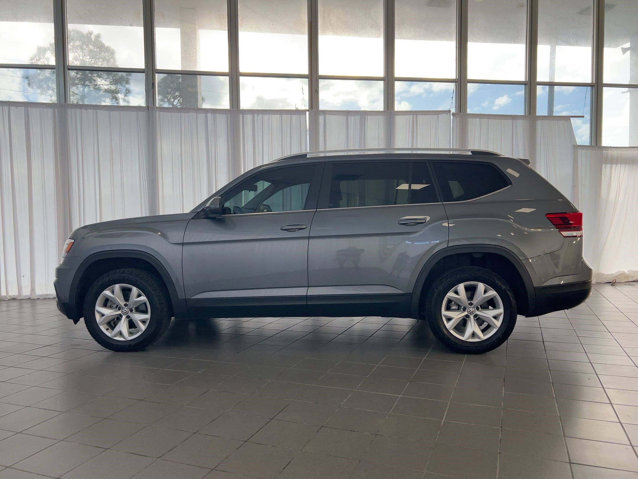 Used 2019 Volkswagen Atlas SE w/ Towing Package image 2