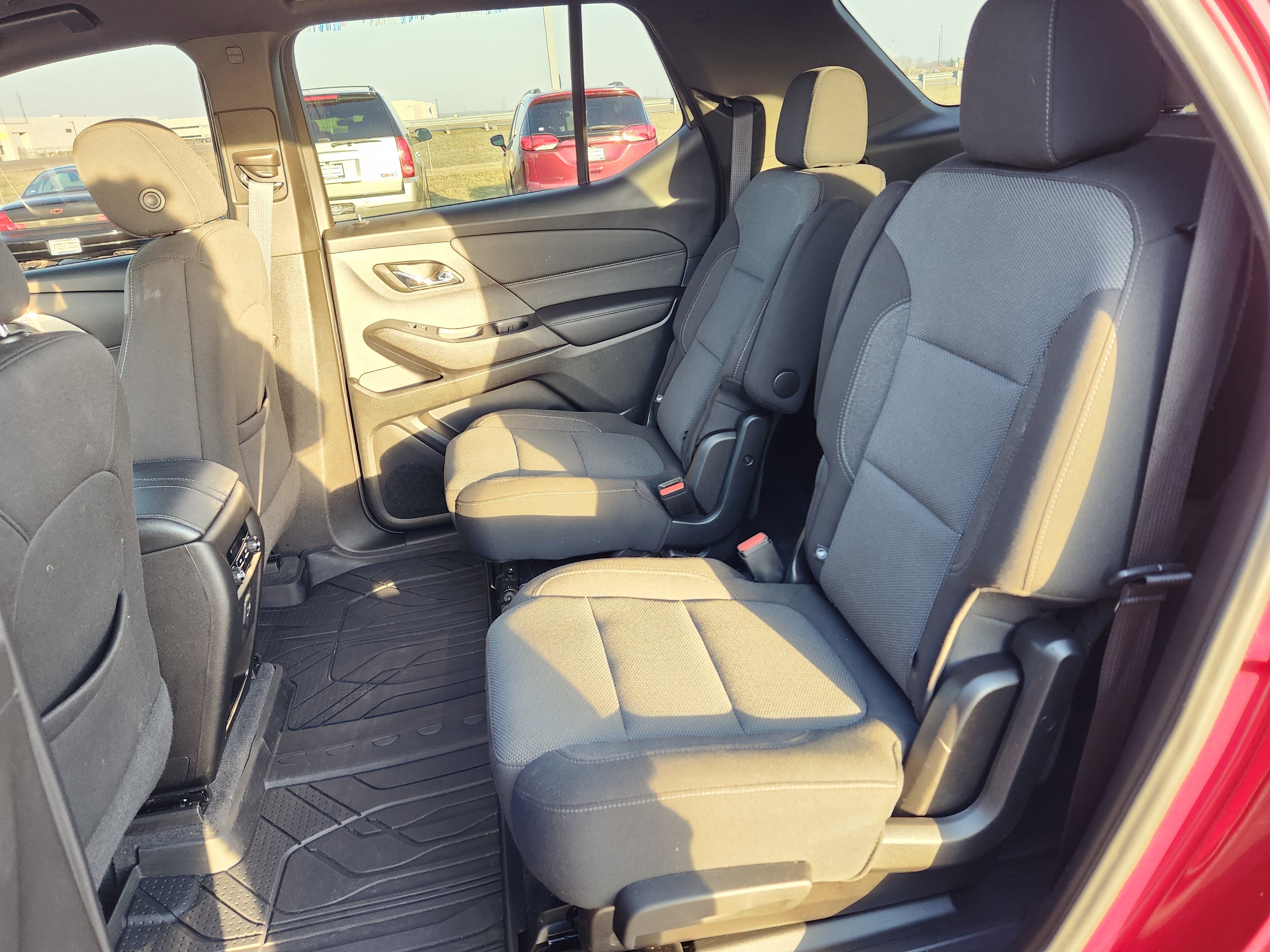 Used 2022 Chevrolet Traverse LT FWD image 12
