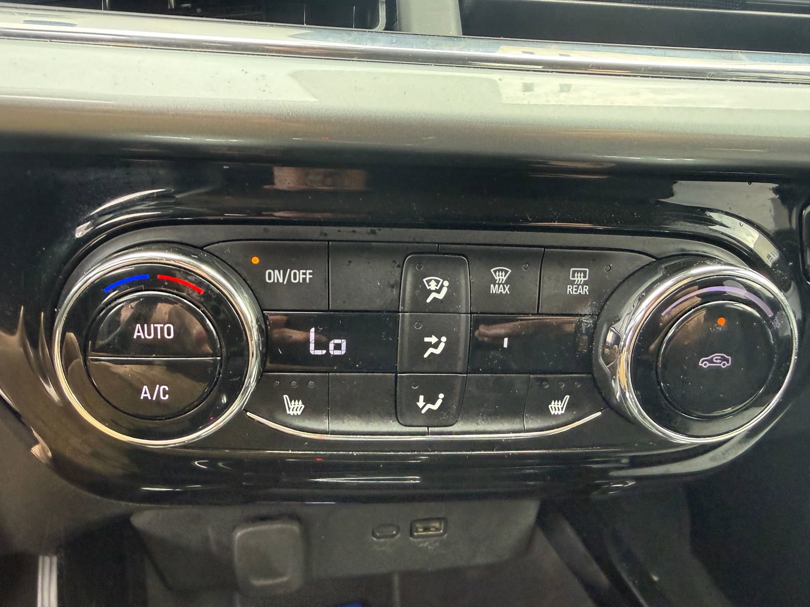 Used 2025 Chevrolet Trax LT w/ LT Convenience Package FWD image 14