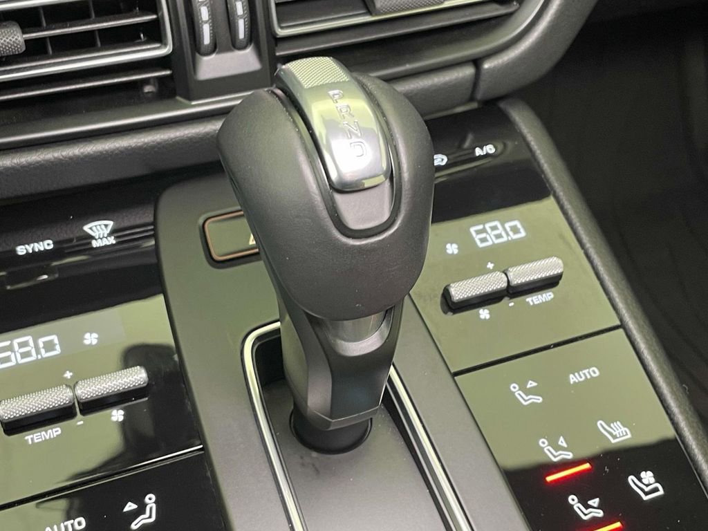 Certified 2025 Porsche Macan Turbo AWD/4WD image 35