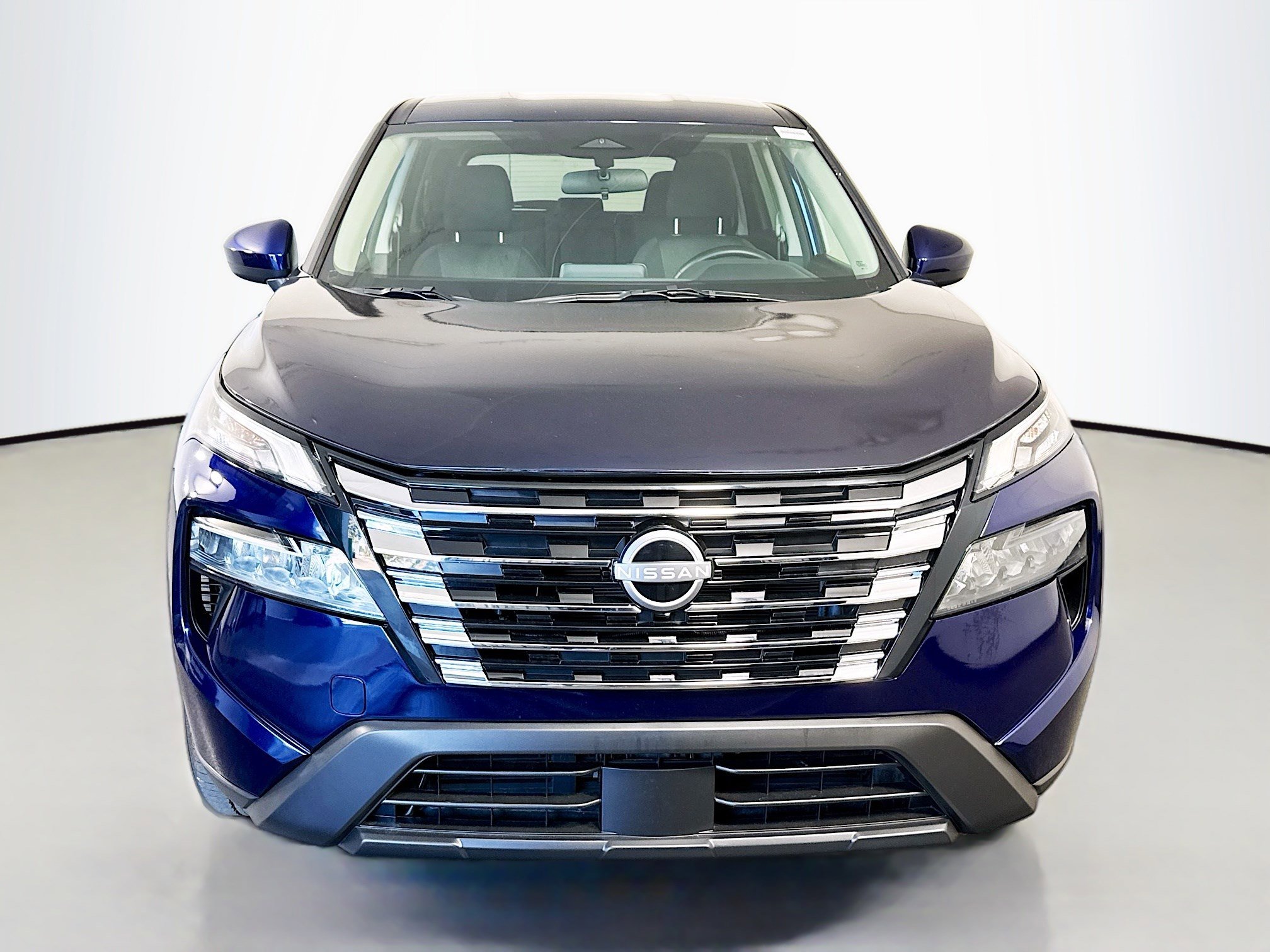 Used 2025 Nissan Rogue SV image 2