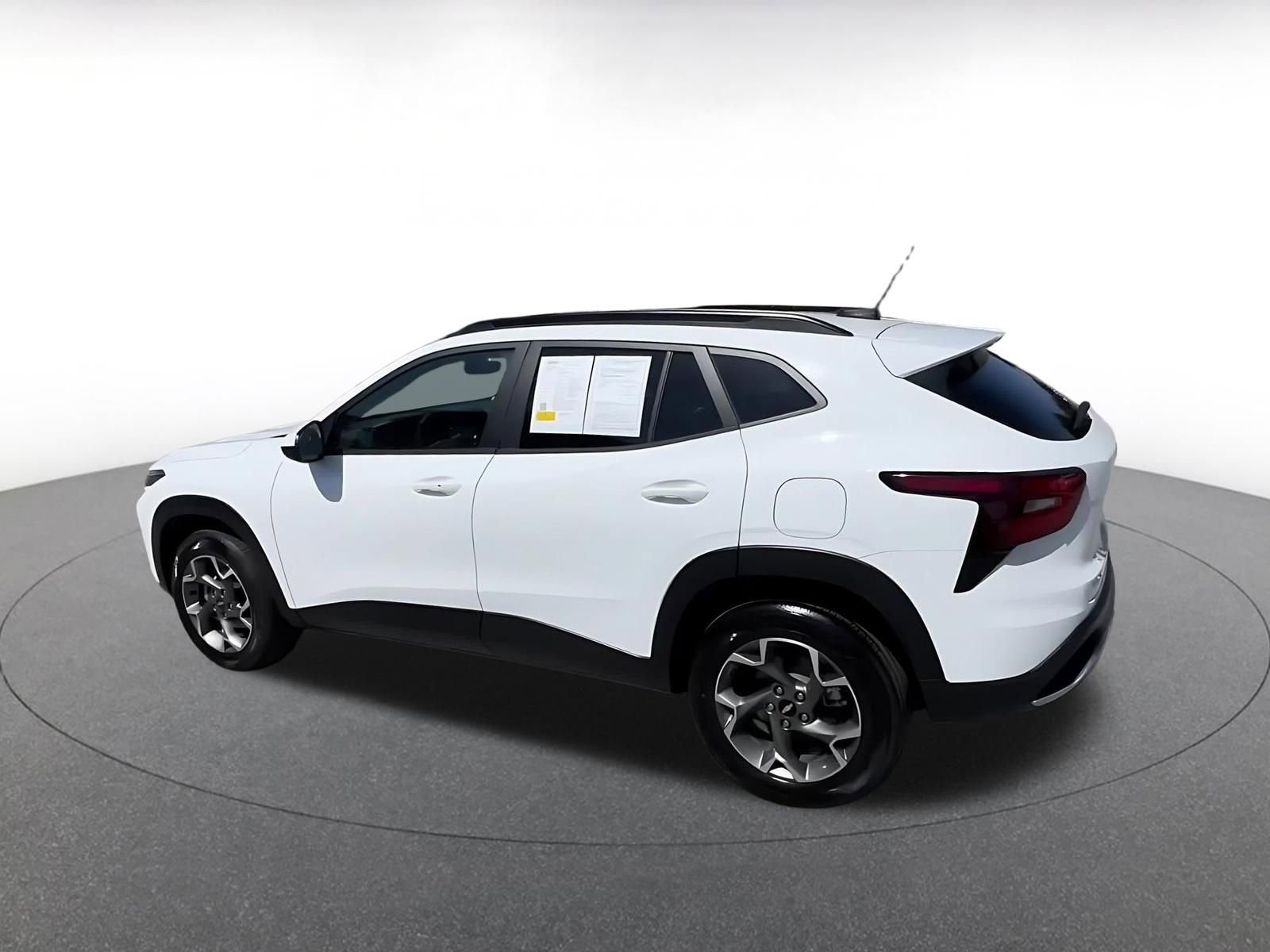 Used 2025 Chevrolet Trax LT w/ LT Convenience Package image 10