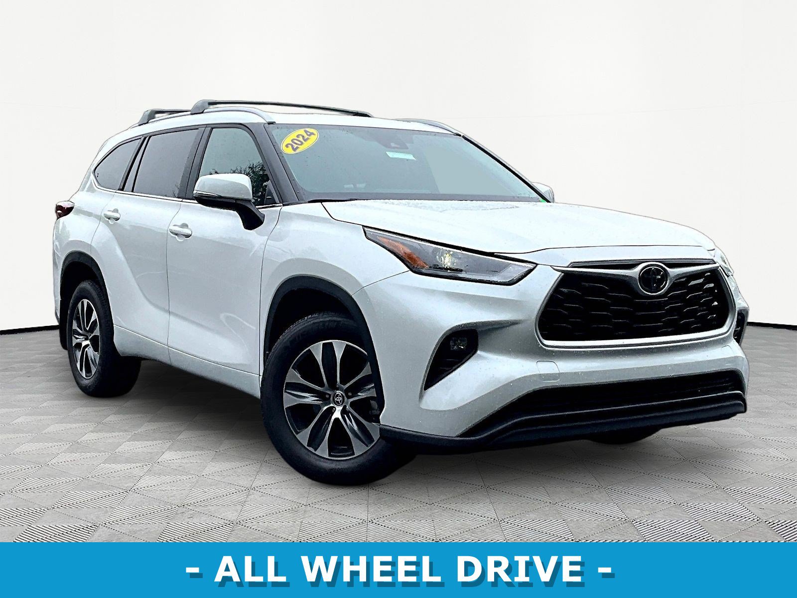 Used 2024 Toyota Highlander XLE AWD/4WD image 3