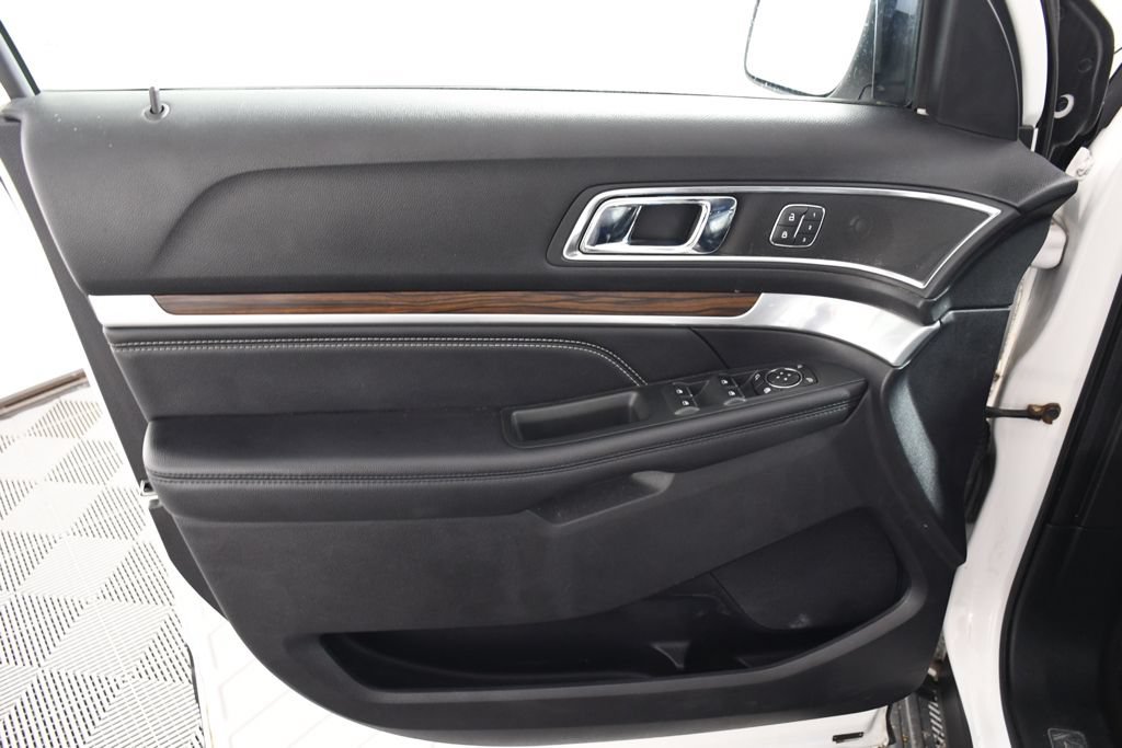 Used 2018 Ford Explorer Limited w/ Equipment Group 301A AWD/4WD image 14