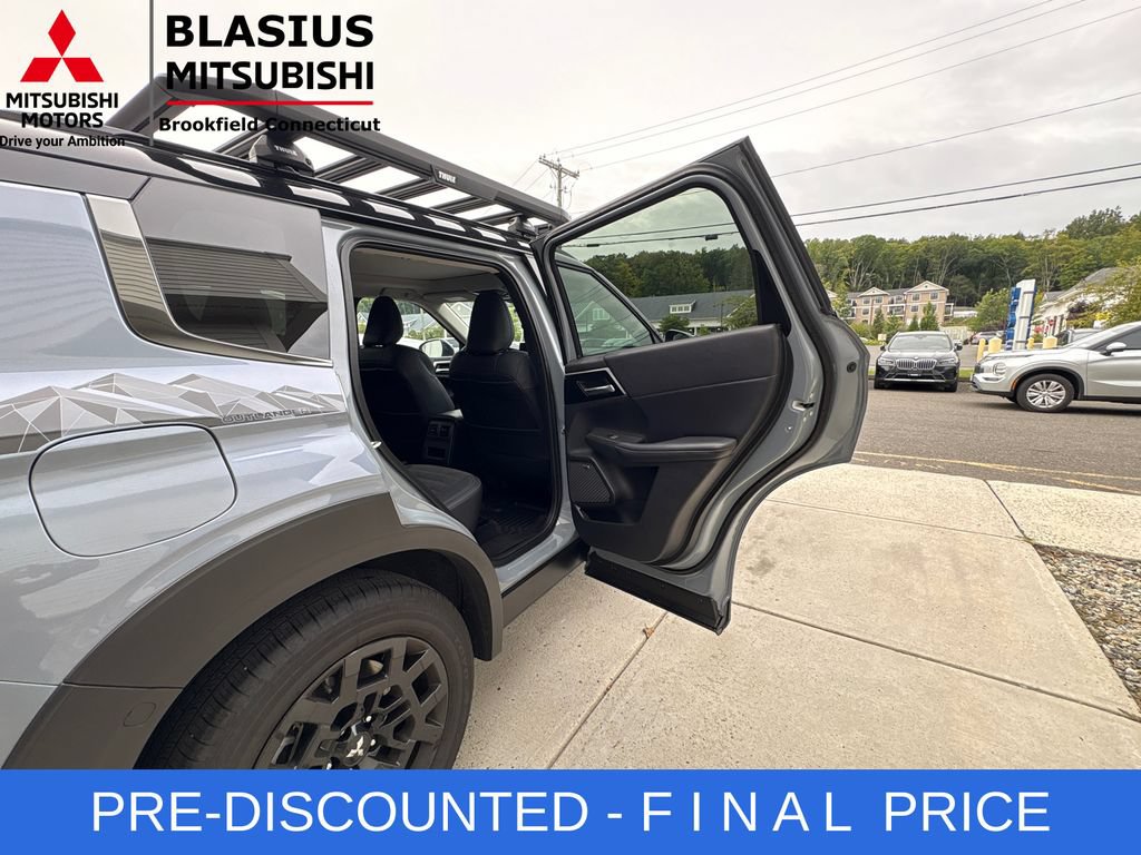 Used 2025 Mitsubishi Outlander AWD image 36