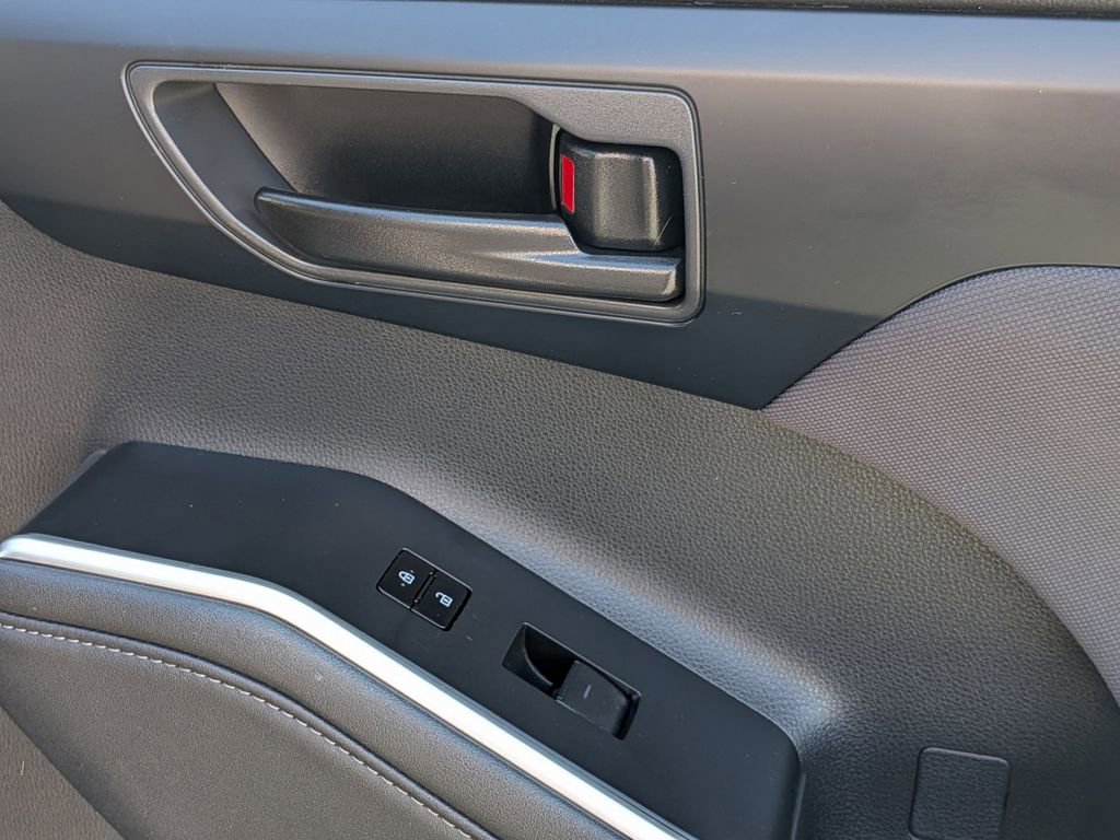 Used 2024 Toyota Highlander LE image 34